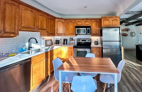 Collingwood House | Kickback in Beautiful tranquil centrally located condo