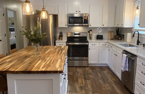 Mayhew House | KickbackCottageLKN - Cozy 3BR, walk to marina and lake