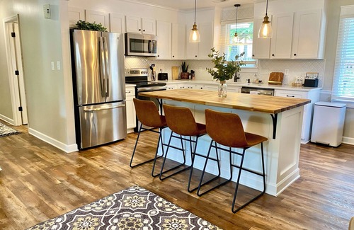 Mayhew House | KickbackCottageLKN - Cozy 3BR, walk to marina and lake
