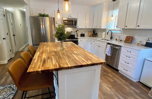 Mayhew House | KickbackCottageLKN - Cozy 3BR, walk to marina and lake
