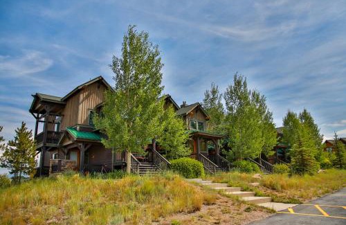 Granby Apartment | Kicking Horse Lodges 4-302