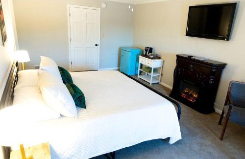 Belden House | Kid and Pet-Friendly Lake Glamping in Tupelo, Mississippi