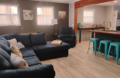 Kilmarnock House | Kilmarnock Rivah Retreat~Pooltable~MovieScreen~Hot Tub~NrbyShoppingDiningGoCarts