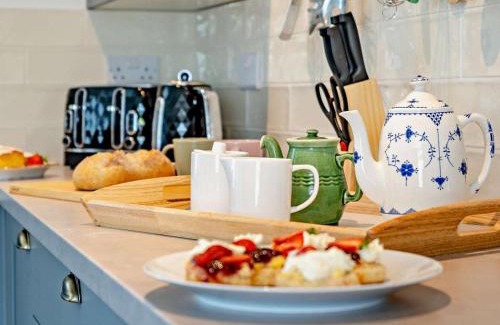 Llanover House | Kiln Farm, a Canal side retreat