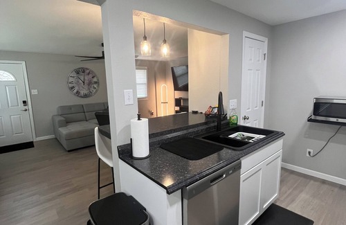 Manhattan House | Kimball Ave makes commuting easy & Close to KSU STADIUM!