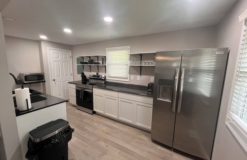 Manhattan House | Kimball Ave makes commuting easy & Close to KSU STADIUM!