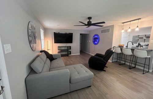Manhattan House | Kimball Ave makes commuting easy & Close to KSU STADIUM!