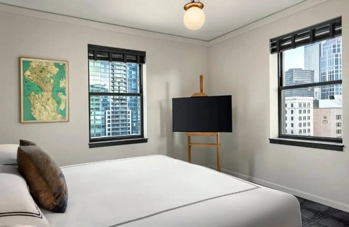 Downtown Seattle Hotel | Kimpton Palladian – 2 City View Rooms with King Bed in Belltown