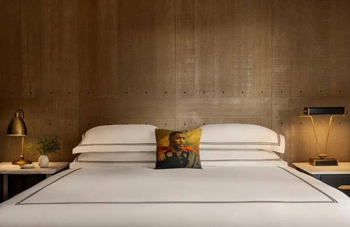 Downtown Seattle Hotel | Kimpton Palladian – 2 City View Rooms with King Bed in Belltown