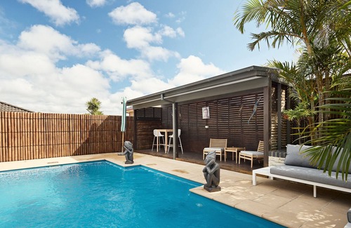 Forresters Beach House | KINARA - BRAND NEW 5 Bedrooms, POOL, Walking distance to beach