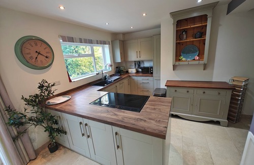 South Cadbury House | King Arthur’s Rest- Charming Eco Home, Garden & Hot Tub. Sleeps 10. Pet friendly
