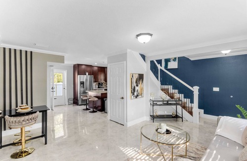Colonialtown North House | King bd/Charming 2 story cottage w/Private Yard