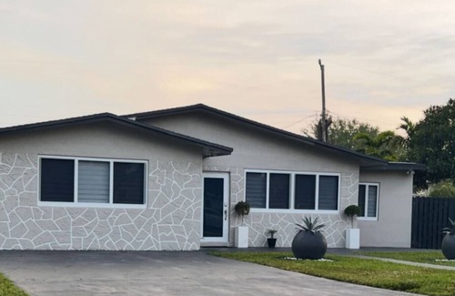 Miami Gardens Apartment | King Bed, 3 miles to Stadium