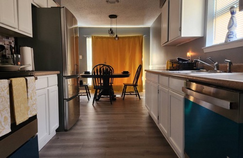 Saginaw House | King bed 4-bedroom house in Saginaw with WiFi, AC 10mins from stockyards