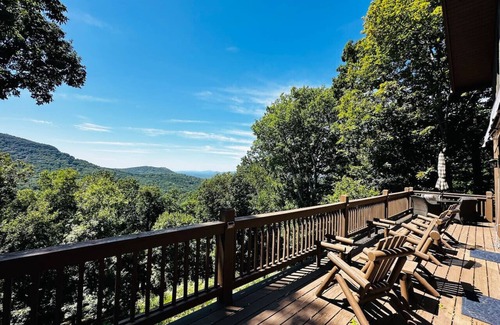 Tate Cabin | King Bed, Arcade, Hot Tub, Amazing Views