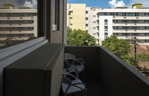Miramar Apartment | King Bed | Balcony | Free Parking | Pet Friendly | AC