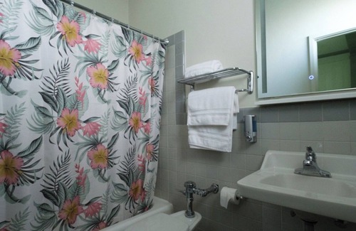 Miramar Apartment | King Bed | Balcony | Free Parking | Pet Friendly | AC