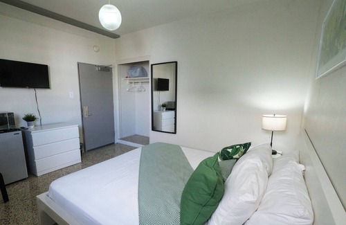 Miramar Apartment | King Bed | Balcony | Free Parking | Pet Friendly | AC