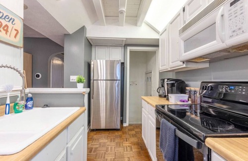Meridian-Kessler House | *King Bed*Broad Ripple*Near Downtown*Bonfire*Patio