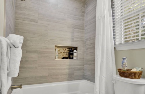 Toddville Road House | King Bed - Close to Airport - Close to Uptown
