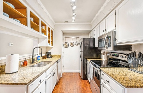 South Tulsa Condo | KING Bed Condo on Riverside; Great for Long Stays!