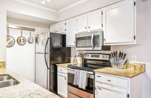 South Tulsa Condo | KING Bed Condo on Riverside; Great for Long Stays!