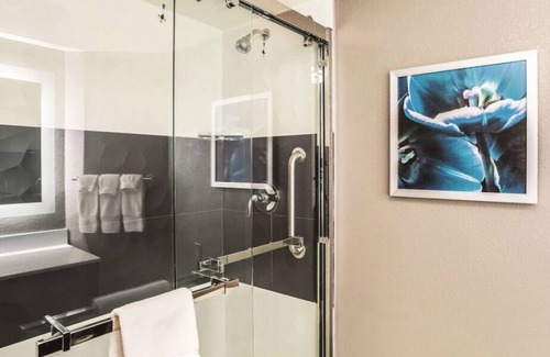 Ahwatukee Foothills House | King Bed Deluxe Suite at La Quinta Inn & Suites by Wyndham Phoenix Chandler