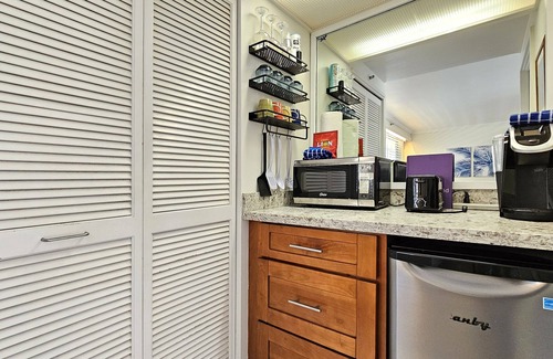 Diamond Head - Kapahulu - St. Louis Apartment | King Bed Diamond Head Beach Hotel Studio Apt.