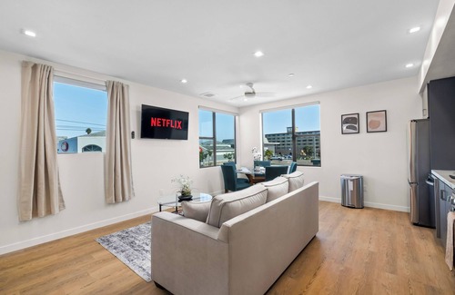 Roseville - Fleet Ridge Apartment | King Bed, EV Charger, Pet-Friendly, Balcony, Near Airport & Beaches