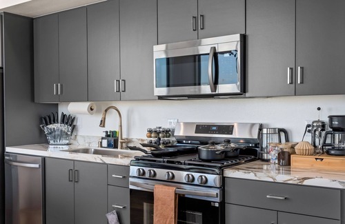 Roseville - Fleet Ridge Apartment | King Bed, EV Charger, Pet-Friendly, Balcony, Near Airport & Beaches