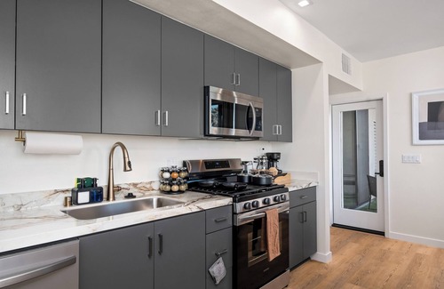 Roseville - Fleet Ridge Apartment | King Bed, EV Charger, Pet-Friendly, Balcony, Near Airport & Beaches