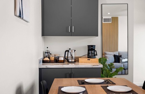 Roseville - Fleet Ridge Apartment | King Bed, EV Charger, Pet-Friendly, Balcony Near Airport & Beaches