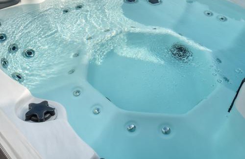 Kernersville House | King Bed Exec Suite Hot Tub, Gym, Grill & Laundry