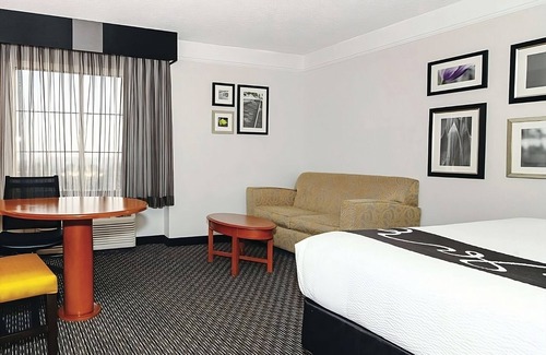 Guasti Hotel | King Bed Executive Room at La Quinta Inn & Suites by Wyndham Ontario Airport