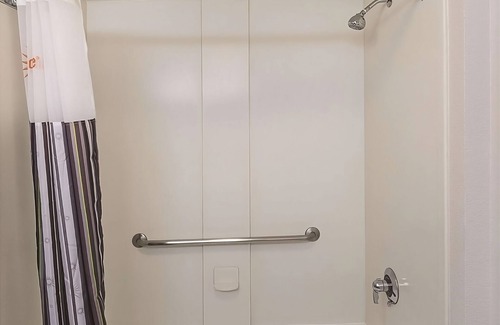 Guasti Hotel | King Bed Executive Room at La Quinta Inn & Suites by Wyndham Ontario Airport