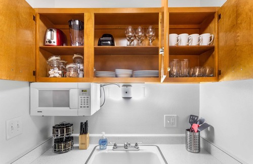 Wauwatosa Apartment | King Bed - FAST WIFI ~ Near Froedtert ~ Undergrnd Parking