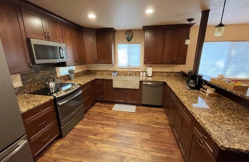 Yosemite Forks Cabin | King Bed/Fast WiFi/Spa - Buckeye Bungalow