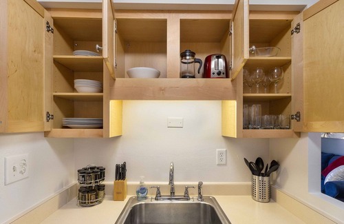 Wauwatosa Apartment | King Bed-FAST WiFi - Undrgrd Parking - Near Froedtert