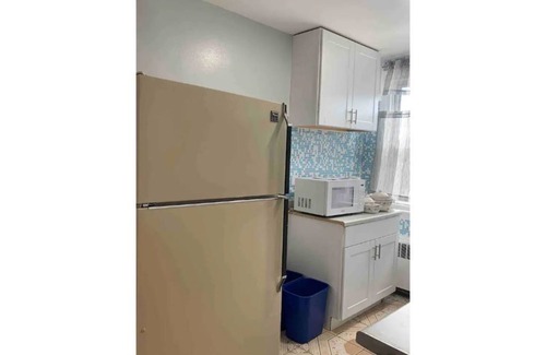 Foxcroft Square Apartment | King Bed & Free Parking in Rhawnhurst!