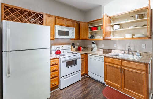 Huntsville Apartment | King Bed, Free Parking, Fast WiFi, Gym