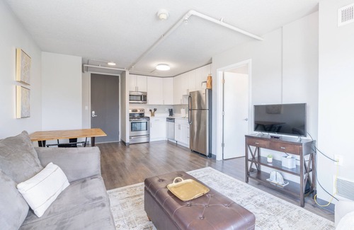 Downtown Des Moines Apartment | King Bed Free Parking Gym Views