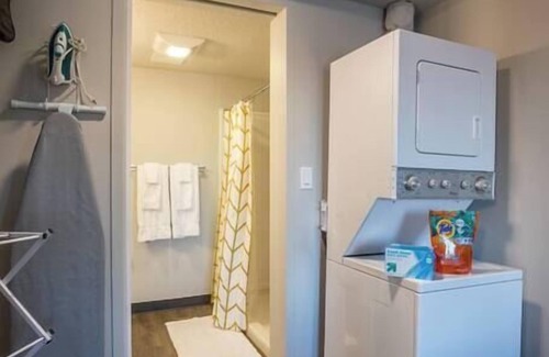 Downtown Des Moines Apartment | King Bed Free Parking Gym Views