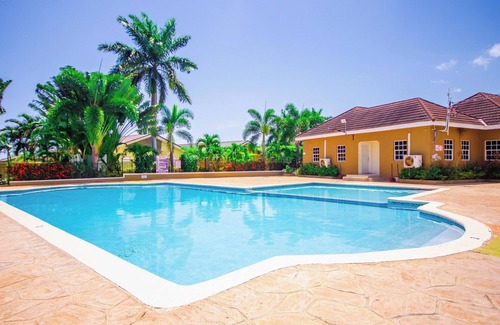 Mammee Bay House | King bed, fully A/C, pool, BBQ, near beaches, free washer/dryer - video tour
