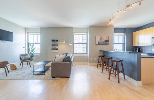 Downtown Des Moines Apartment | King Bed Garage Wifi Skywalk Access More