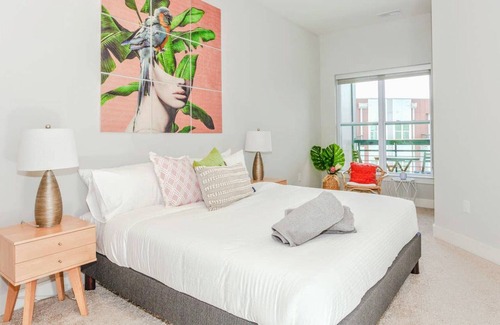 Third Ward Apartment | King Bed | Gym & Pool | Free Parking - Walk to Stadium