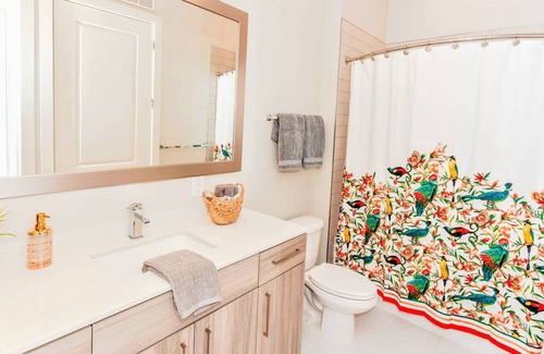 Third Ward Apartment | King Bed | Gym & Pool | Free Parking - Walk to Stadium