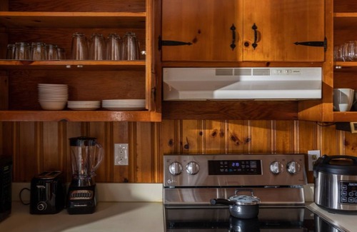 Greensboro House | King Bed, High Speed Internet, work space, well equipped for long stays!