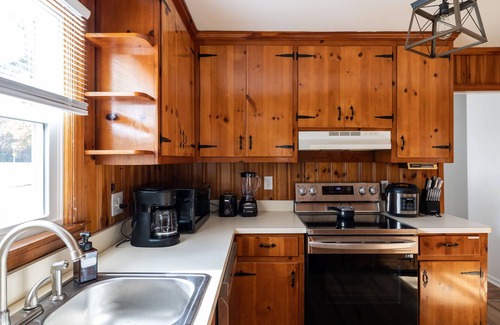 Greensboro House | King Bed, High Speed Internet, work space, well equipped for long stays!