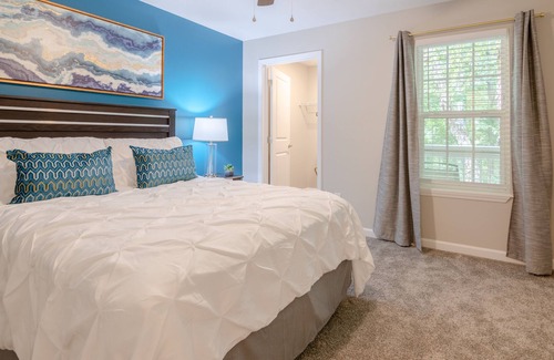Arcadia Apartment | ✭King Bed✭Hospital✭W/D✭20min→BMW✭Netflix✭3 TVs
