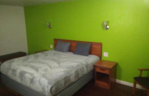 Livingston Apartment | King Bed Hotel Studio 116